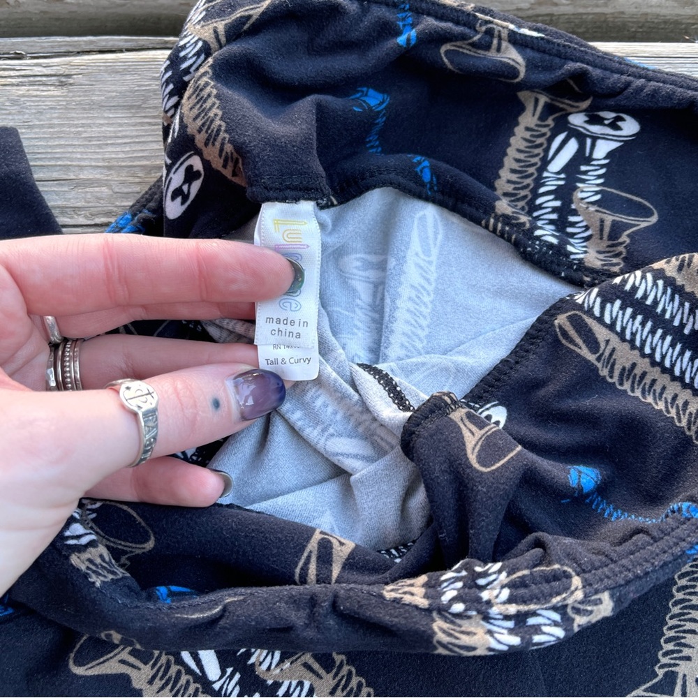 GUC Lularoe TC leggings Black with screw print - Picture 3 of 4